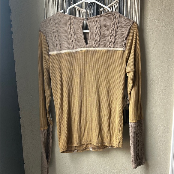 Gimmicks by BKE Tan and Brown Long Sleeve Top - Picture 3 of 8